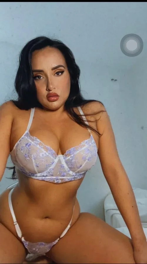 Hi my name is iz, come chat with me ?