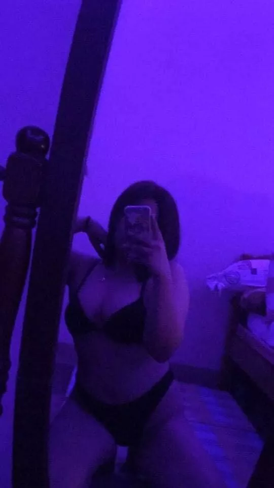 Hi there 👋🏻 (f)