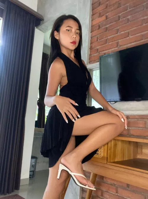 Hi to the same 4 guys who see me stripping half naked 🥰