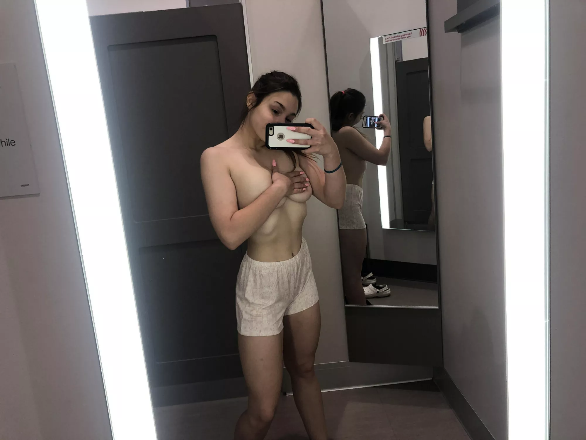 Hit the up arrow for a surprise in your DMs! 😉 I'm one of the girls that actually sends (snp:cutearri21 Hit the up arrow for a surprise in your DMs! 😉 I'm one of the girls that actually sends (snp:cutearri21