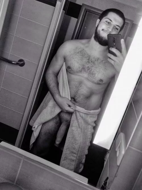 Hiya, just a regular single guy, nothing to see here [M]23, 6'7, 250lbs