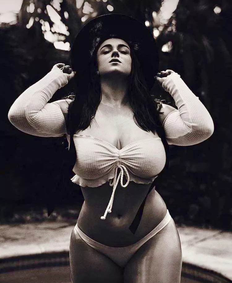 Holding onto the hat 🎩!