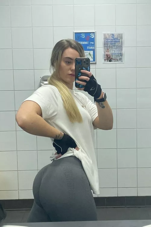 Holly smokes... KG Fitness always checking @kenseygfitnesspt the specialist of the month