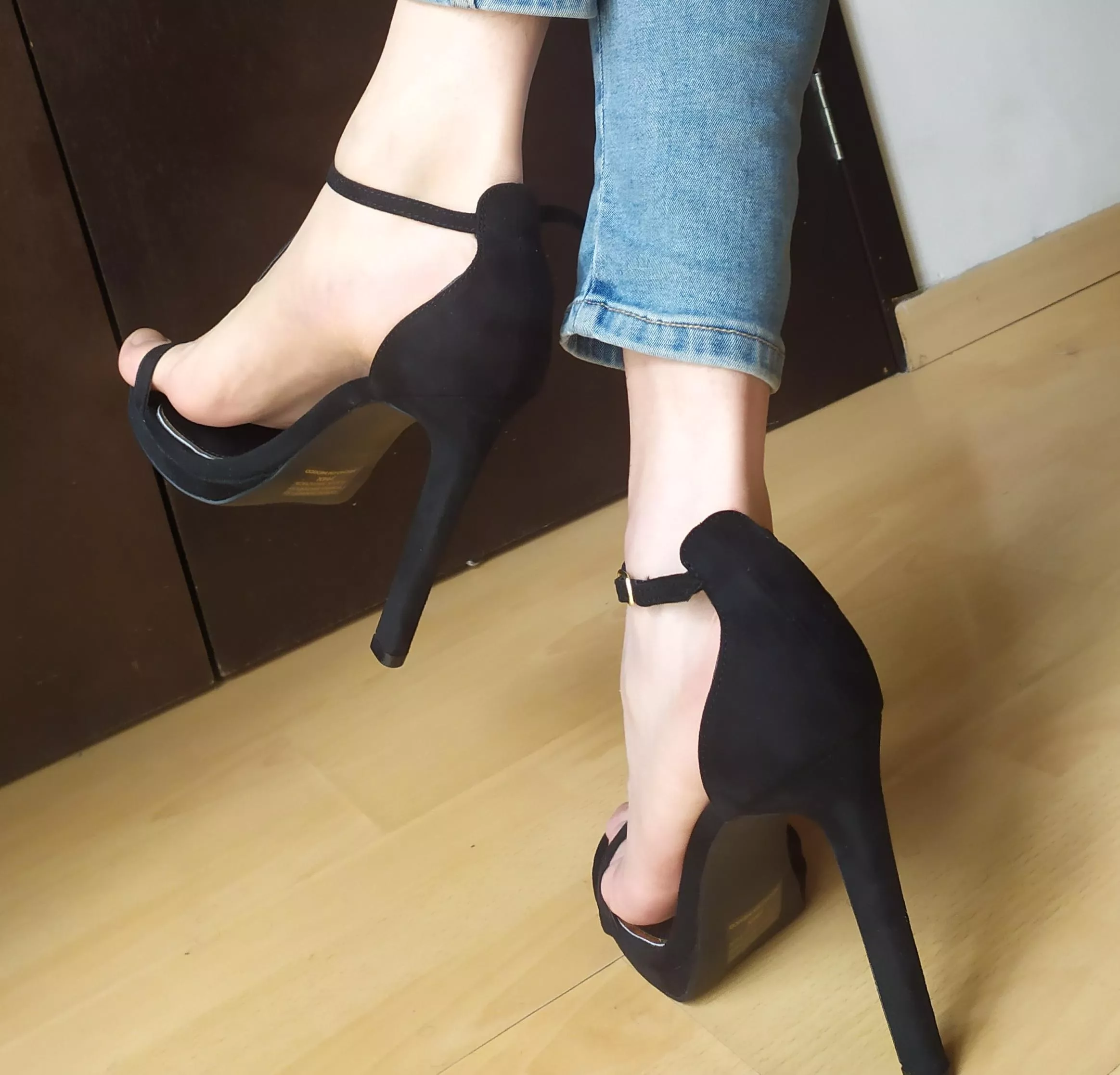 Honestly would you guys lick my feet after a whole day ?? (Oc)