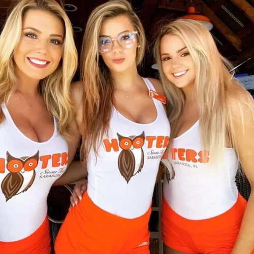 Hooters Girls