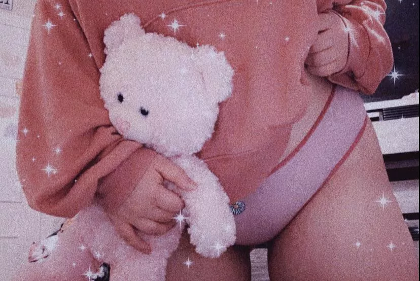 hope everyone enjoys this pic of me and my stuffie, her name is bubs 🥰