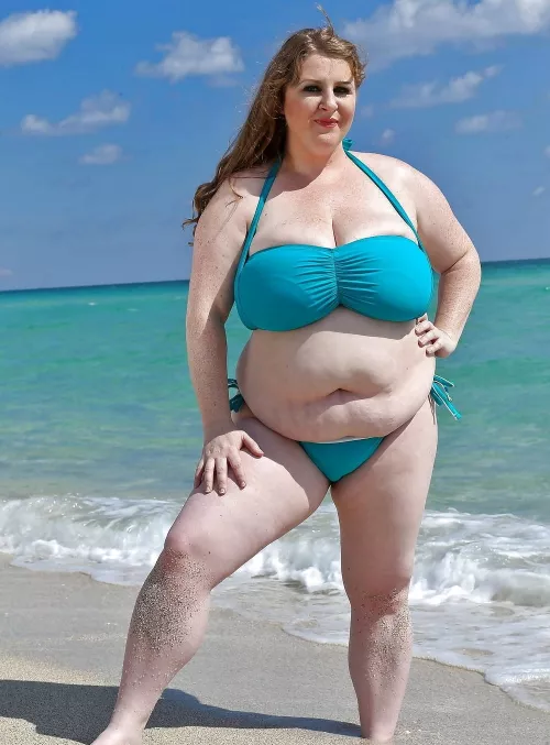 Hope Sapphire put sunscreen on her pale skin before going to the beach