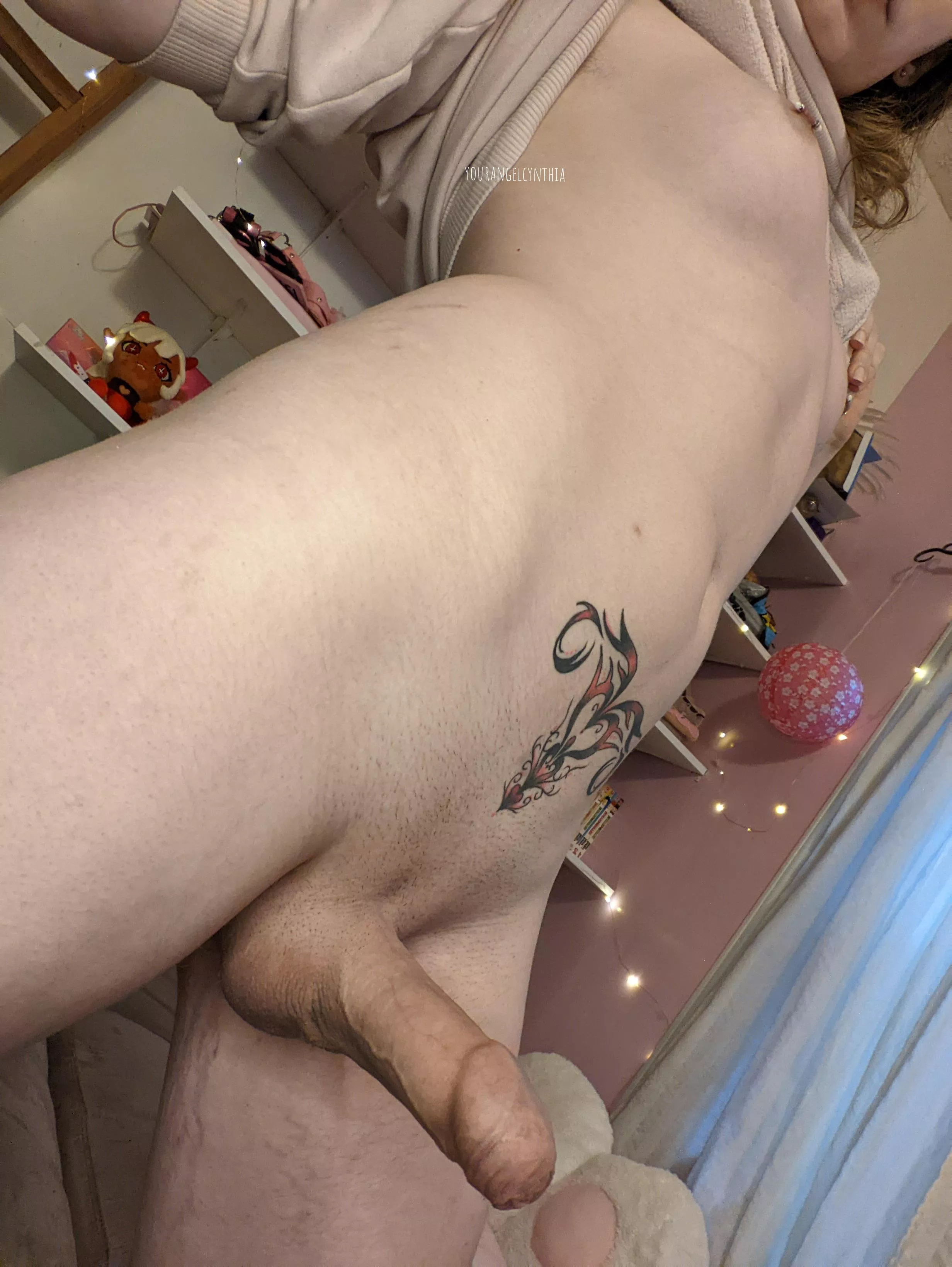 Hope y'all like hipbones as much as I'd like you to leave some hickies on mine 🤤