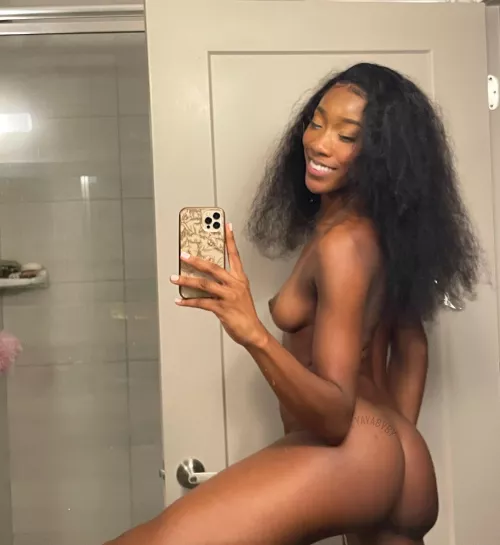 Hopefully my smile + little booty can start your week off right ! :)