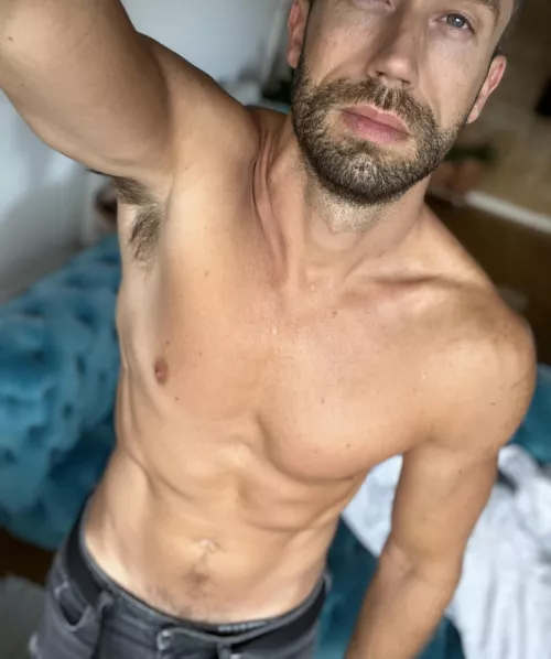 horny as fuck 🐷... anyone into smelly armpits?