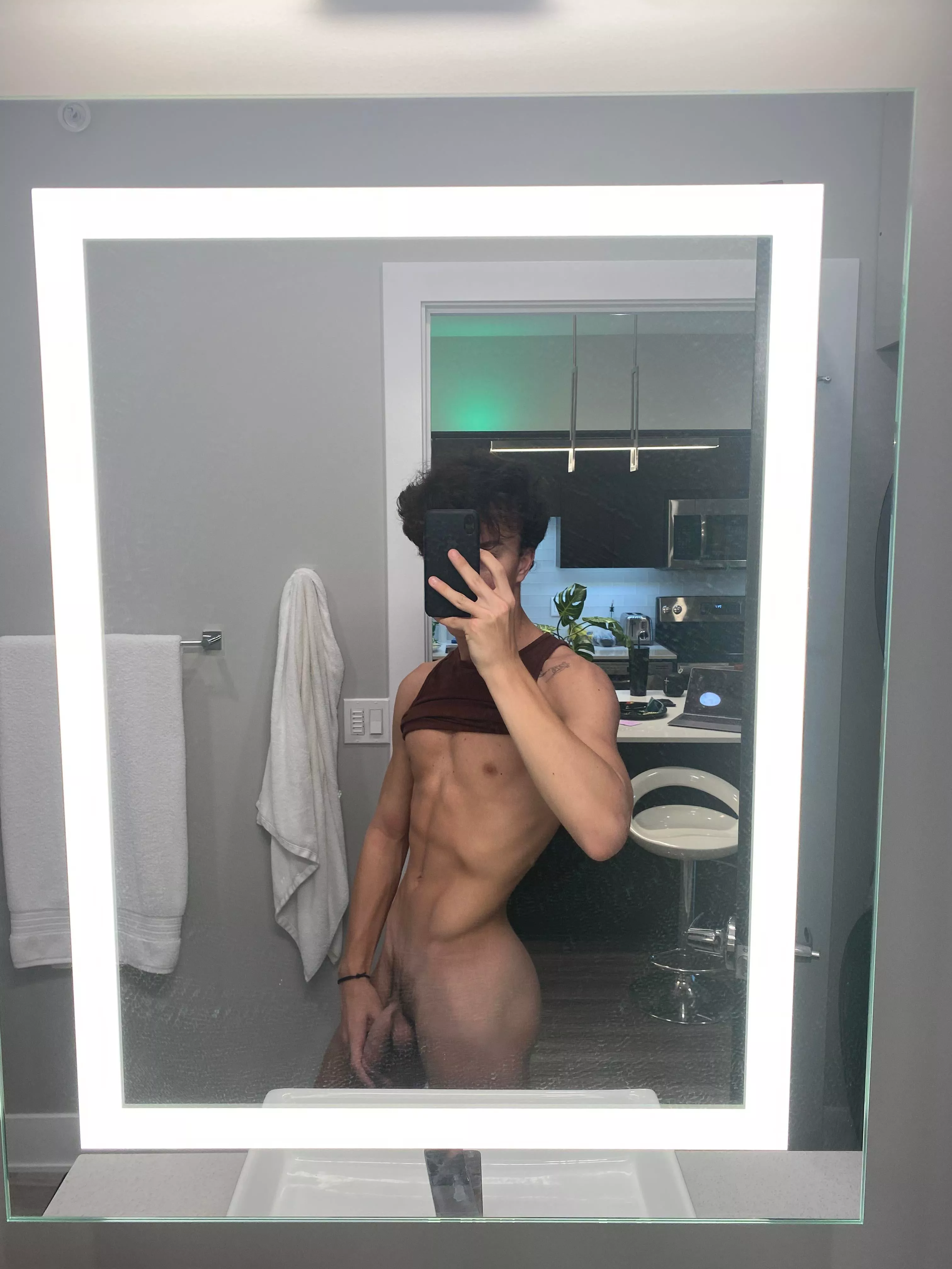 Horny asf. White bottom for tops. Let's talk, sext or whatever on here or on kik: roman.kai