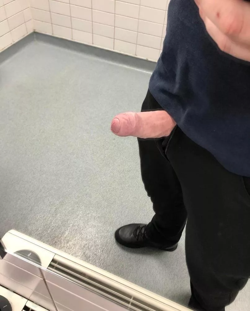 Horny at work 🍆