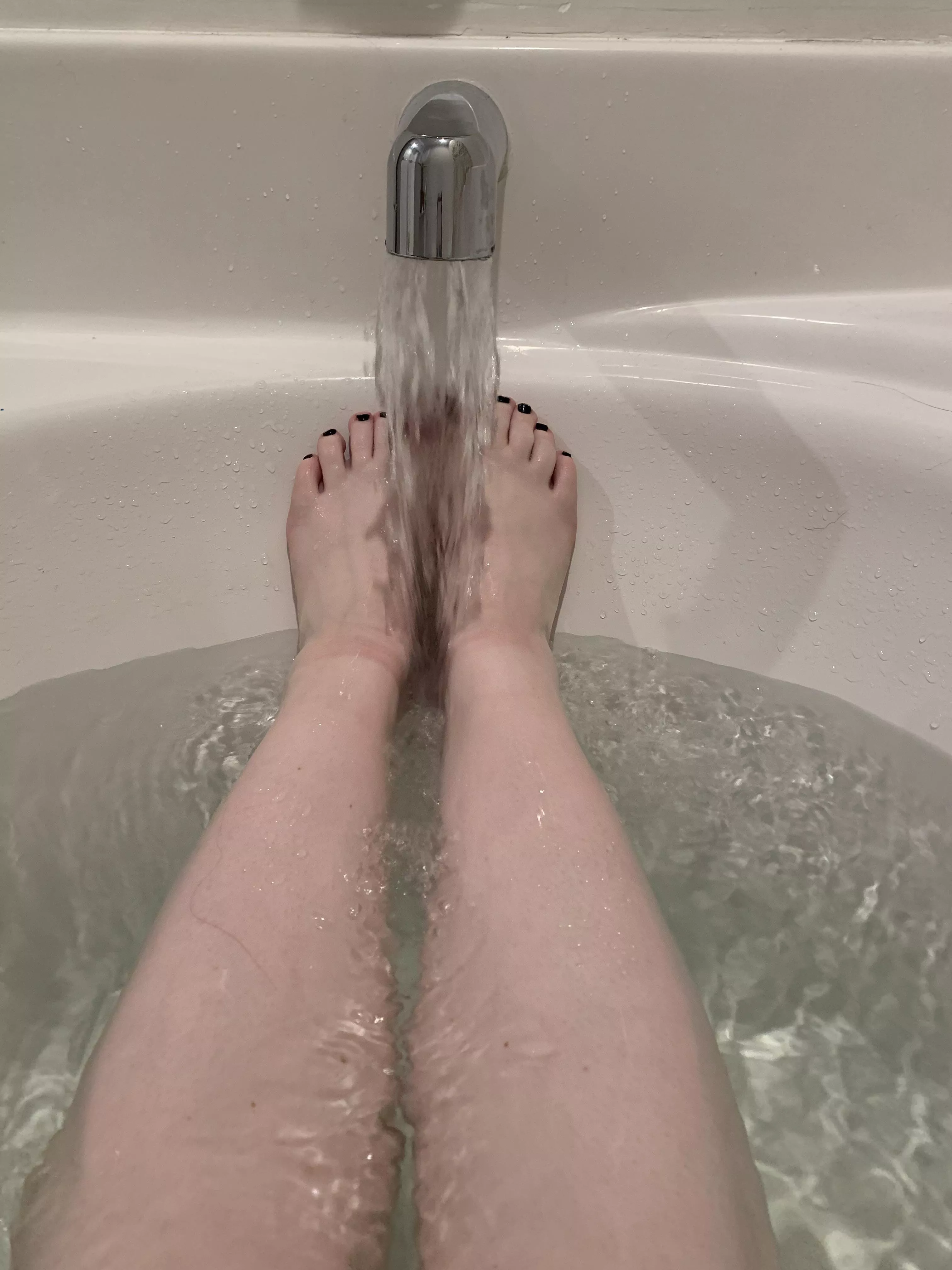 Hot baths are the best for pregnant, swollen feet. 💕