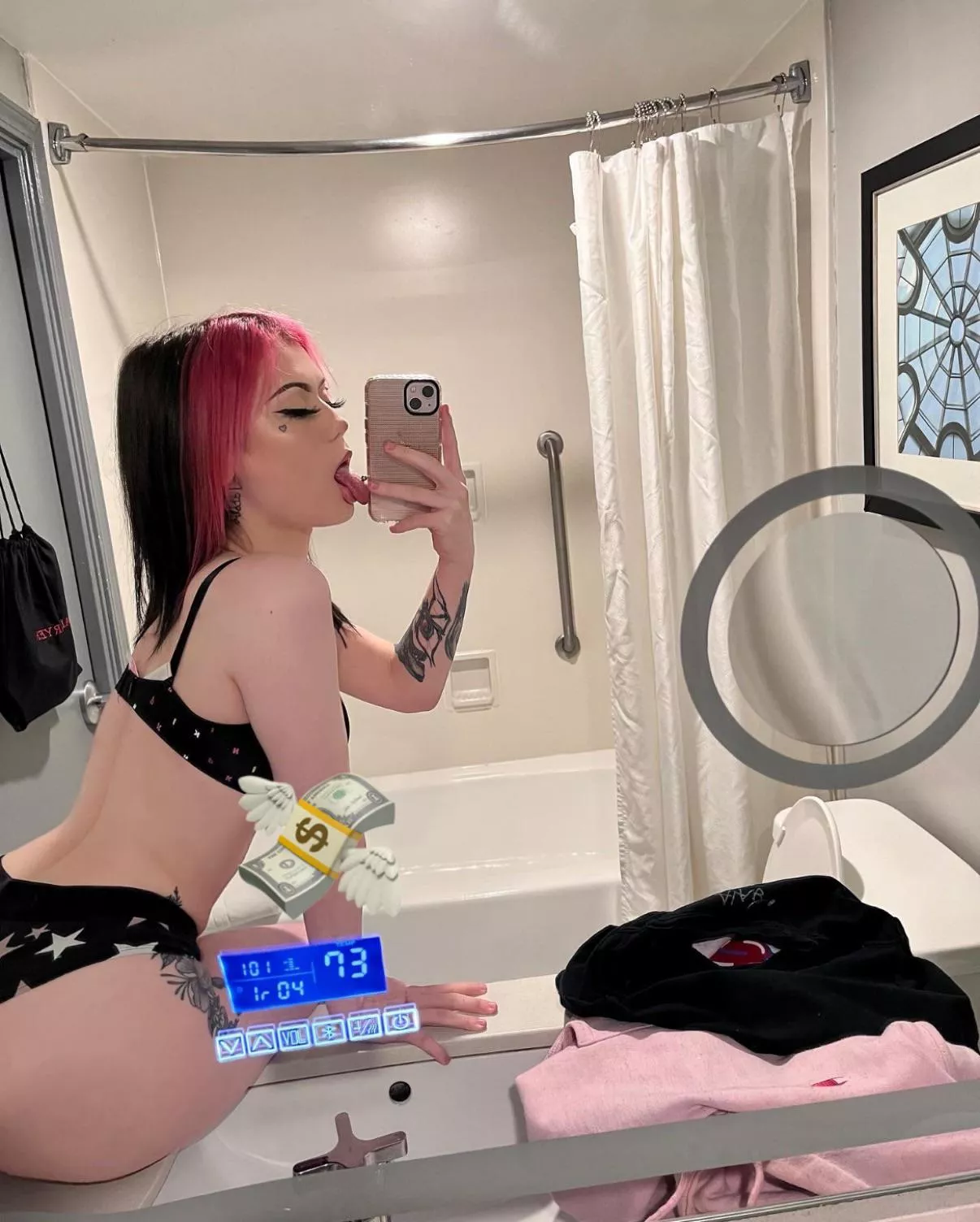 Hot emo girl looking for fun