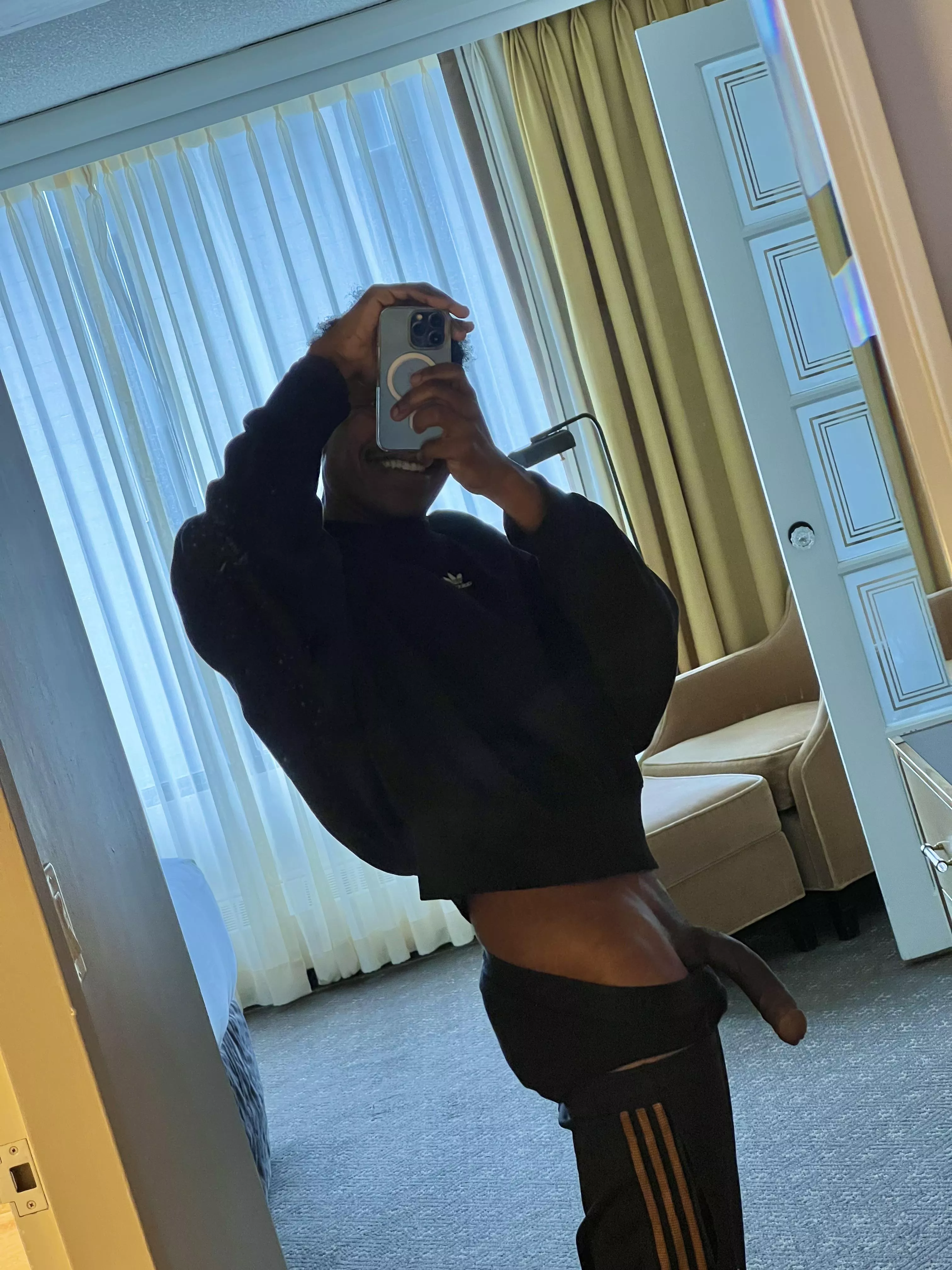 Hotel selfies always look like this, yeah?😝