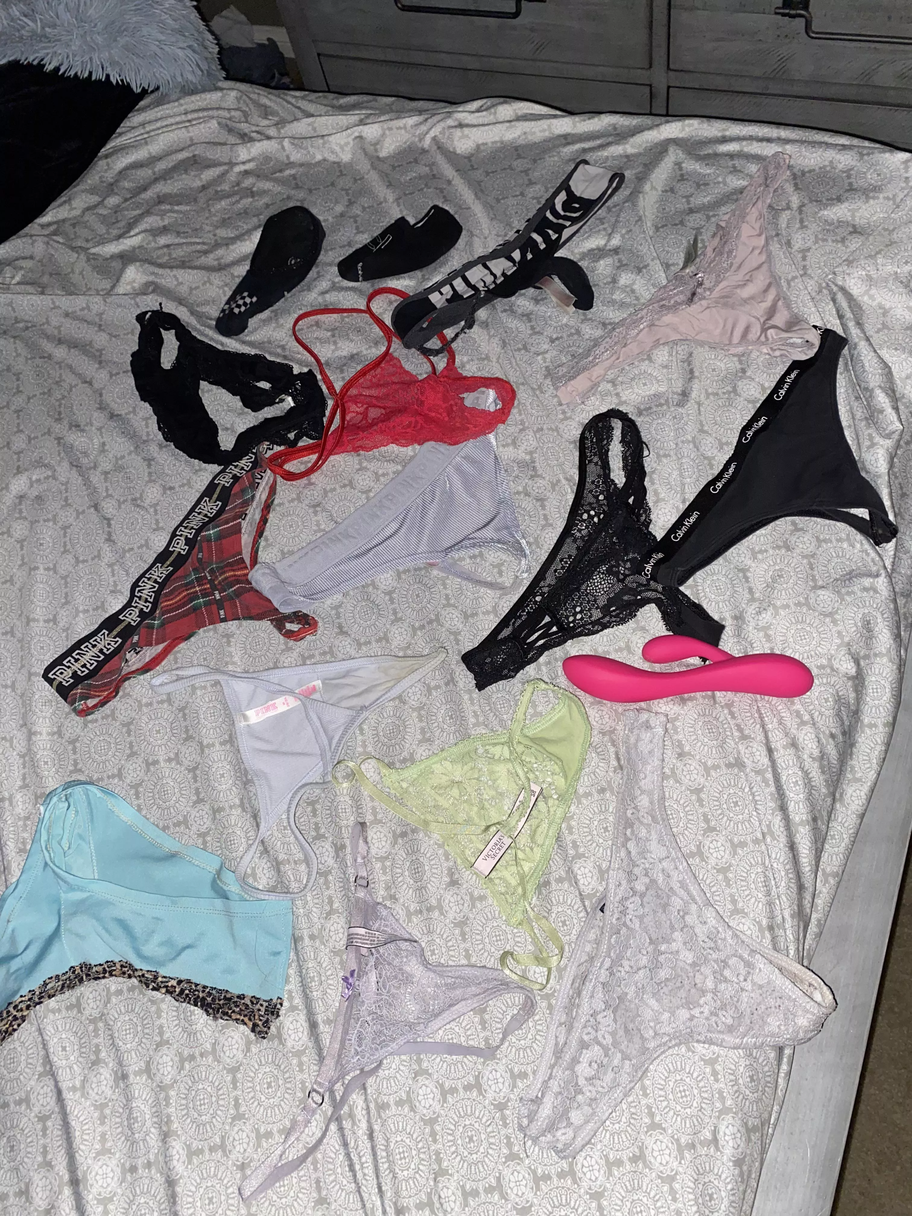 House sitting. Which ones should I use first 🤤