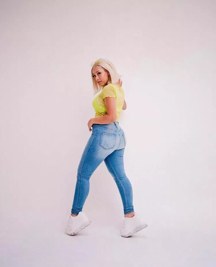 How can you look at Doja Cat’s fat ass and NOT be in love? How can you look at Doja Cat’s fat ass and NOT be in love?