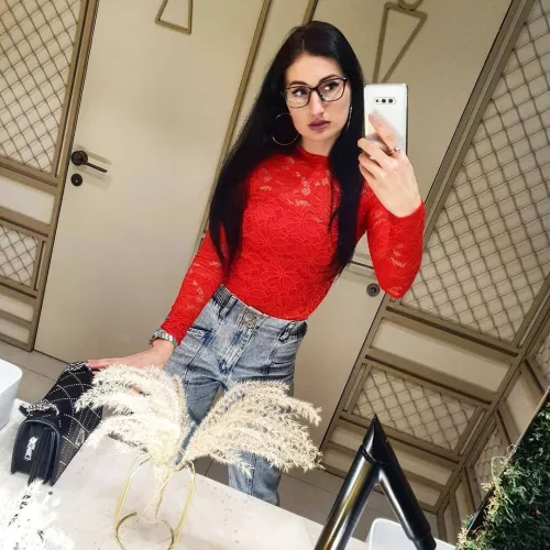 How do date a man without chatting: Wear glasses š