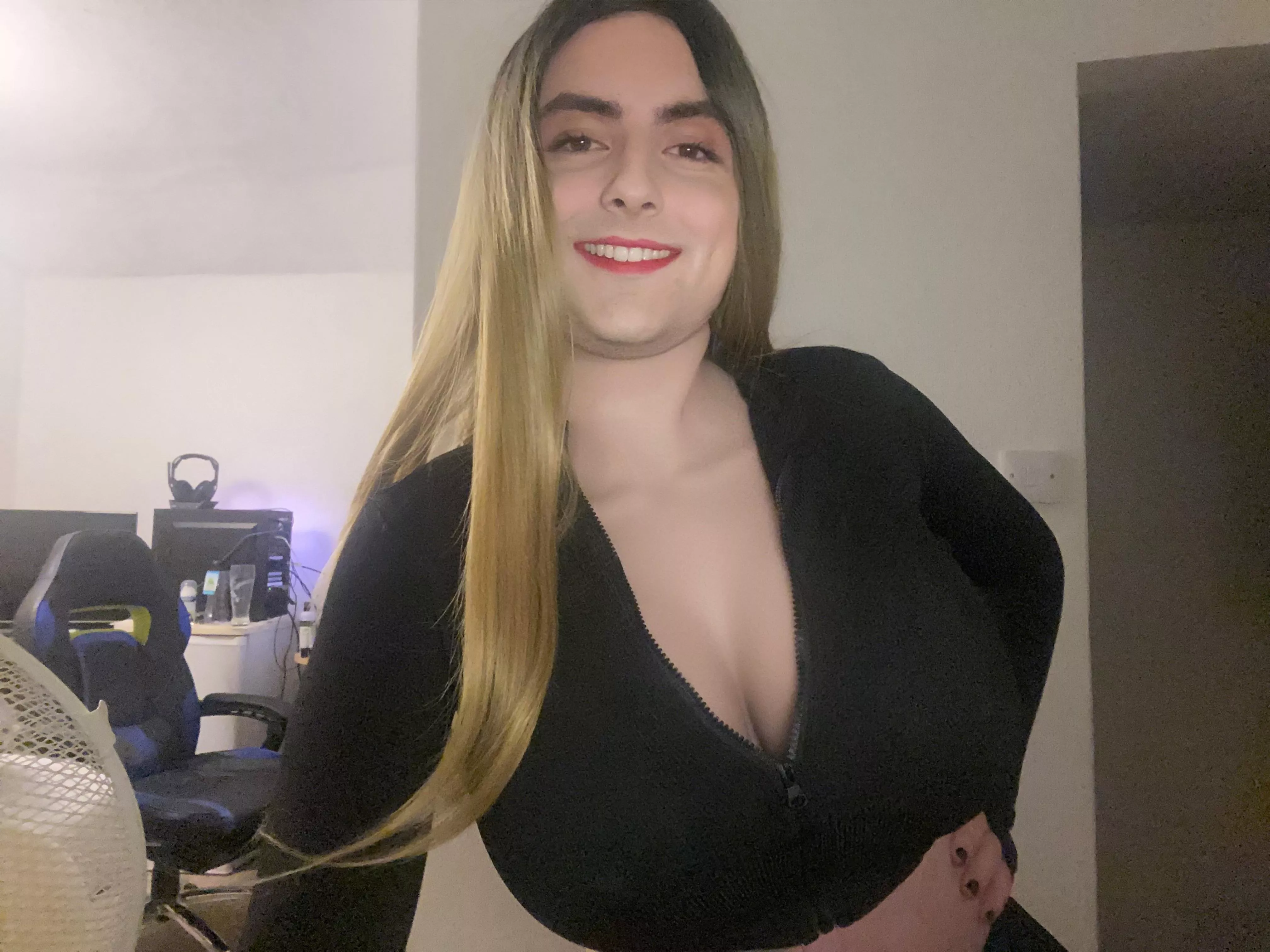 How do I look? (One day I will master how to pose for a camera😂😂)