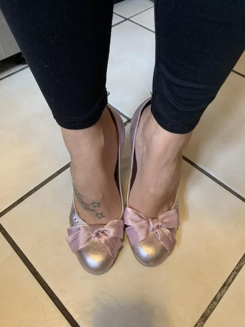 How do you feel about today’s shoe choice? 🎀 33, size 6 💕