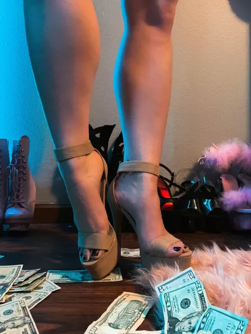 How do you like my dancer’s calves in these heels? 😌