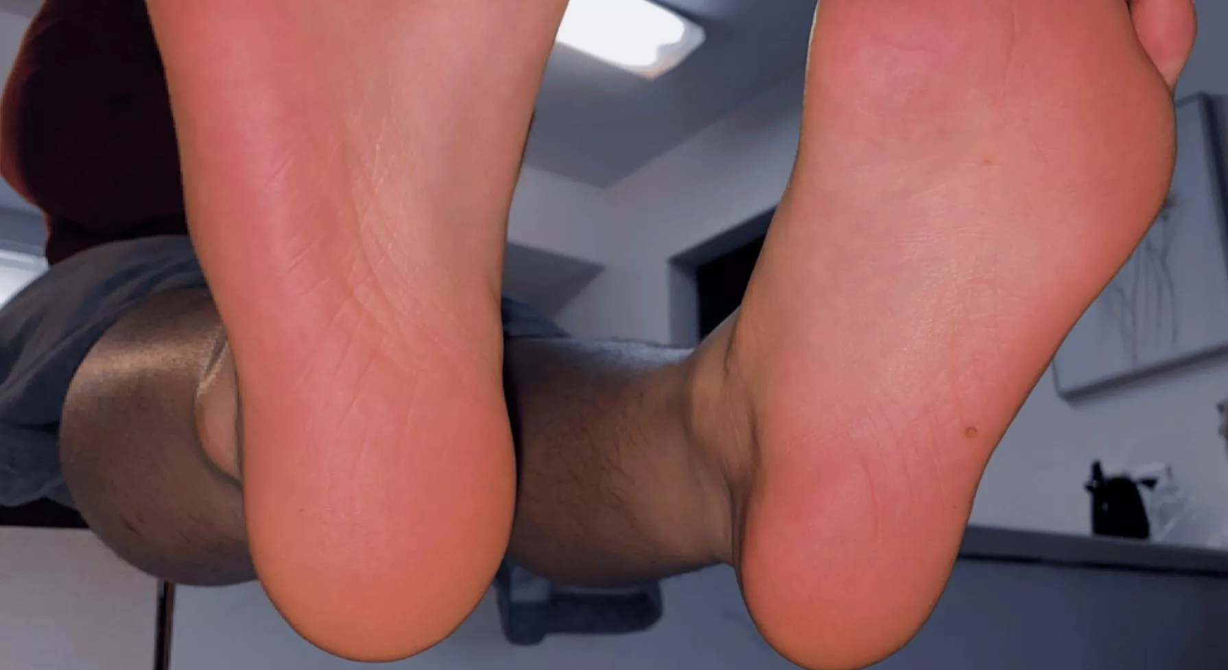 How do you like my heels ? 😘