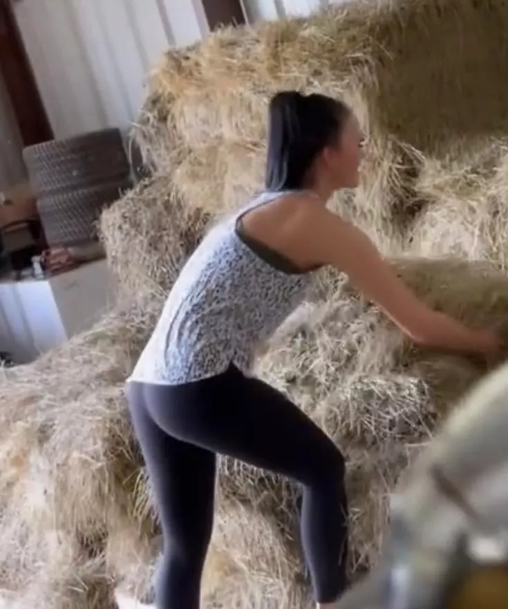 How ever much upvotes this gets I’ll cum to her How ever much upvotes this gets I’ll cum to her