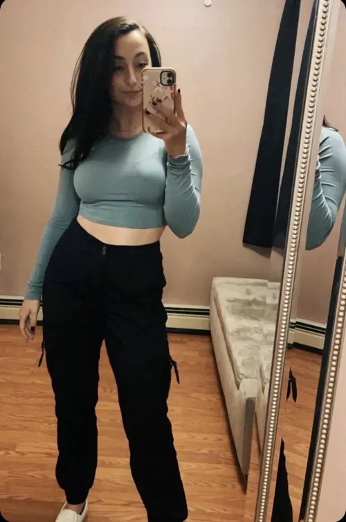 How would love to see this sluts tits?🥵