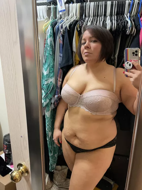 How’s this mombod?? Stretch marks and all! And a fat ass on the back, let’s make another baby 😘😘