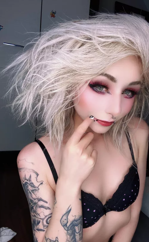 https://chaturbate.com/madelinexoxo666/ Hey :3 live in 5 min
