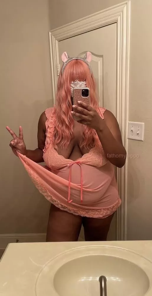 Hungry for chocolate strawberries? 🍫🍓