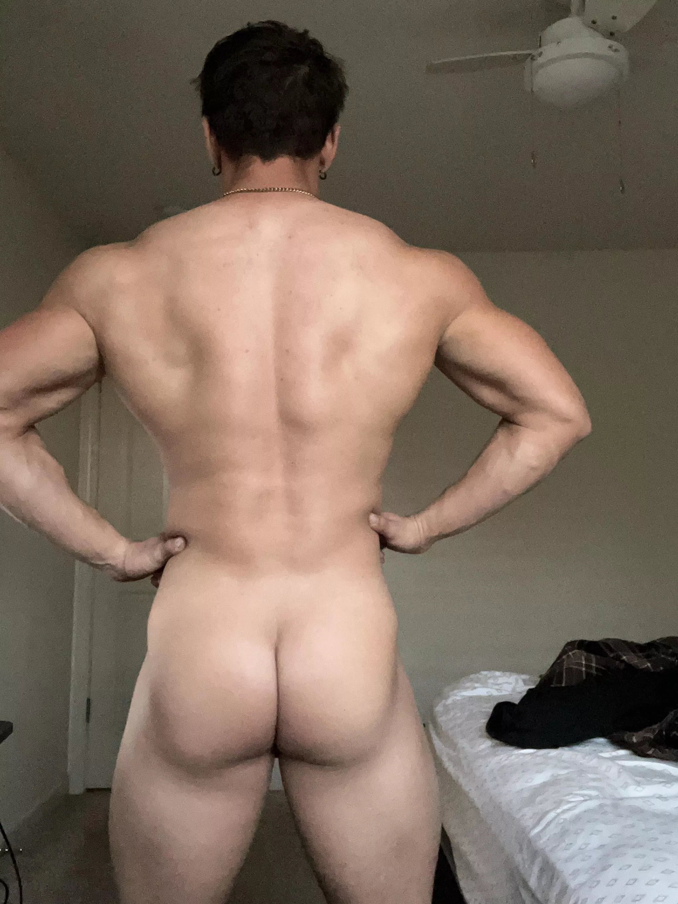 Hunk from behind 💪🏻😘