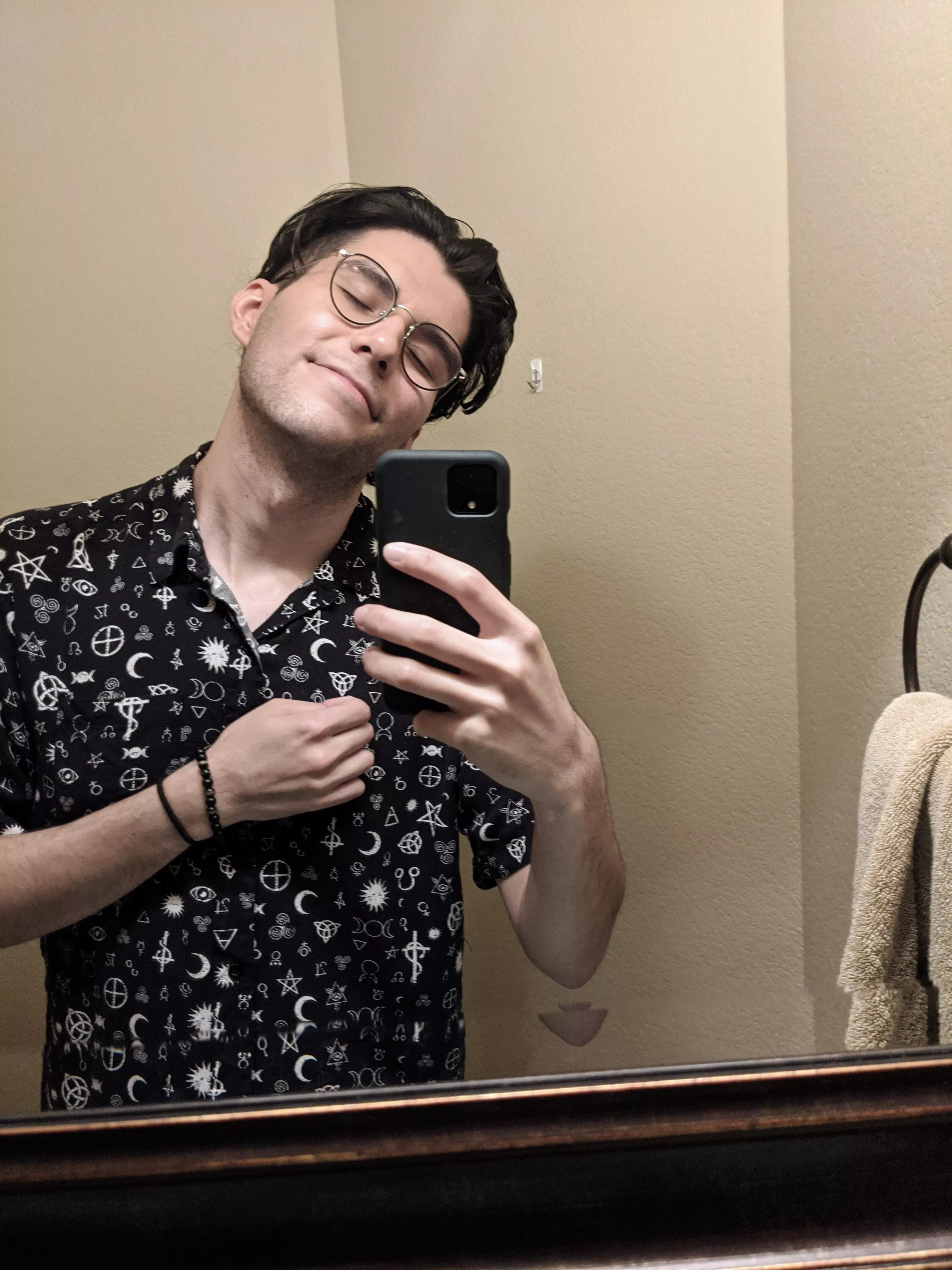 I ain’t muscular like the other boys on here, but I hope y’all like my shirt and gothic vibes 🖤💀