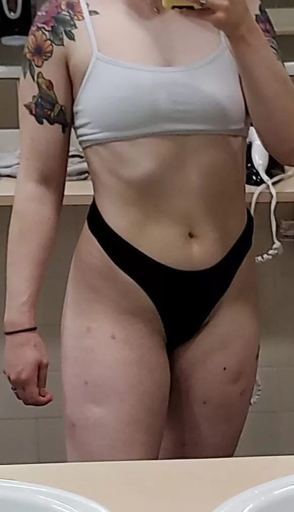 I always make sure to take some revealing pics after my workout in the locker room 😜😈