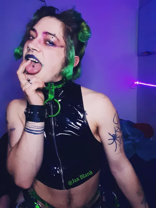 I always mess up my lipstick immediately 😩 got eyeshadow down tho