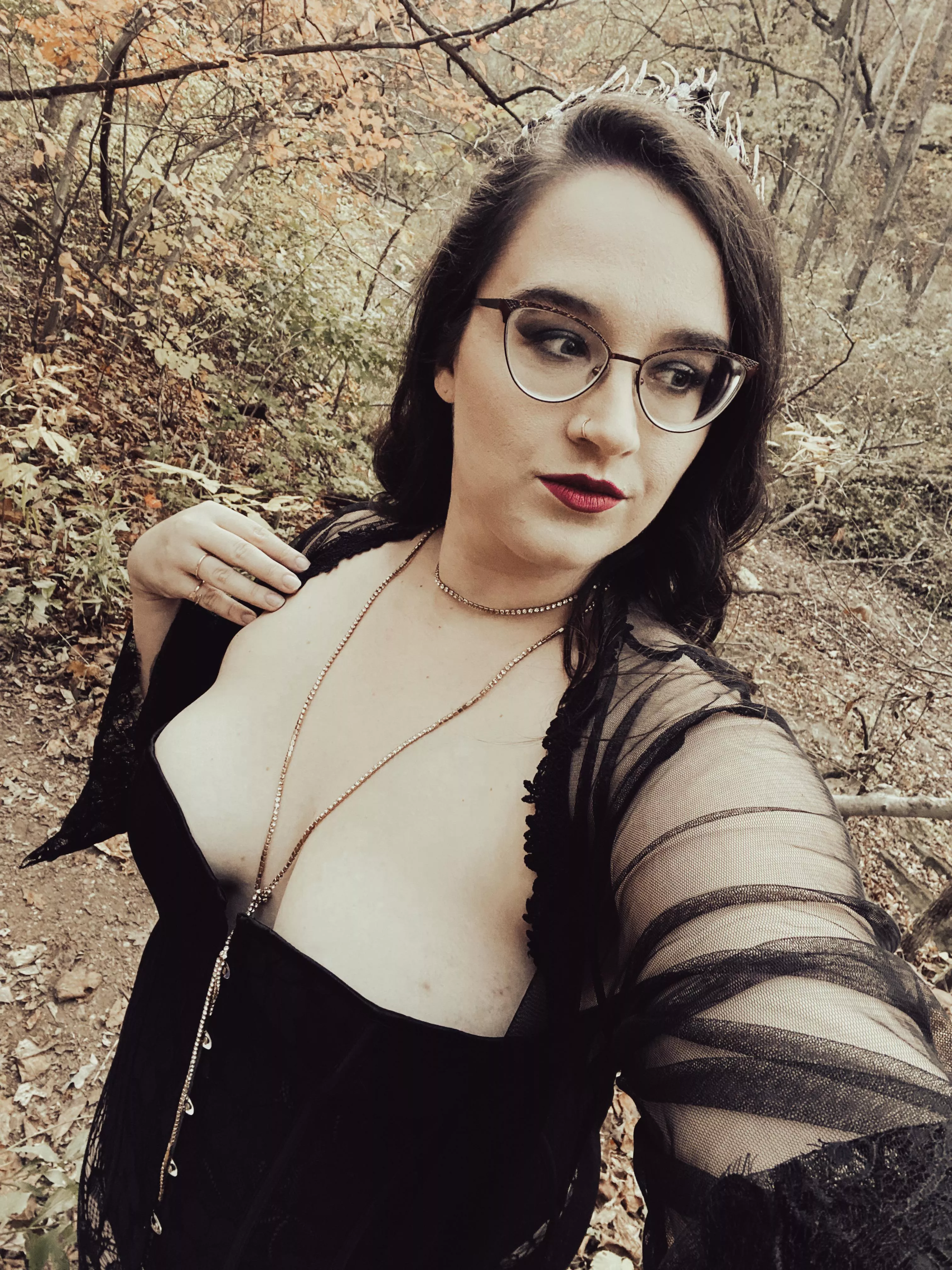I am a 31y MILF and vocalist who loves to chat, tease, and show off my curvy body. Links below ⬇️