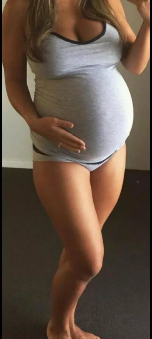 I am so nervous to post my naked pregnant body on here react if u think i should do this 💕