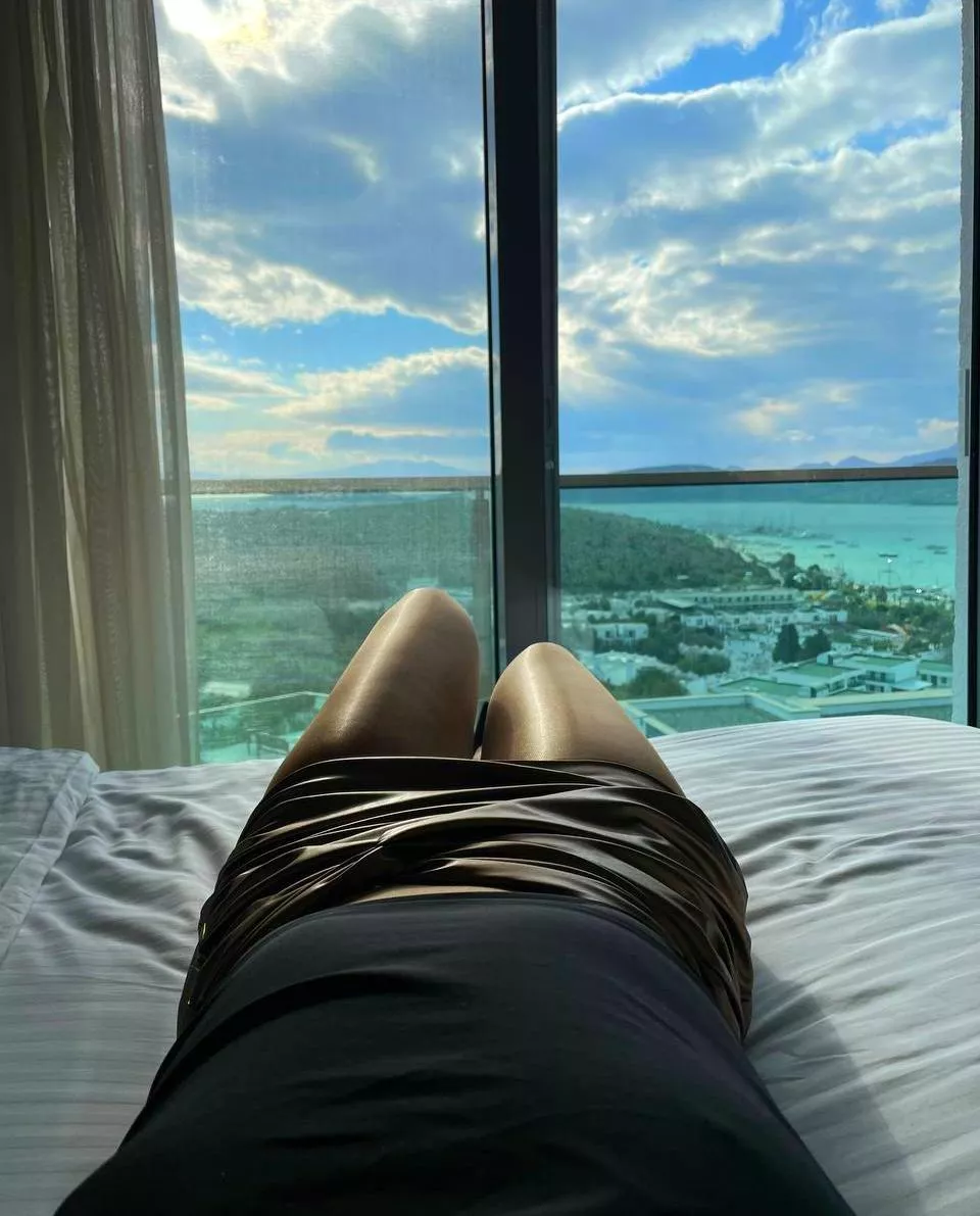 I am waiting my boss 🍷👄