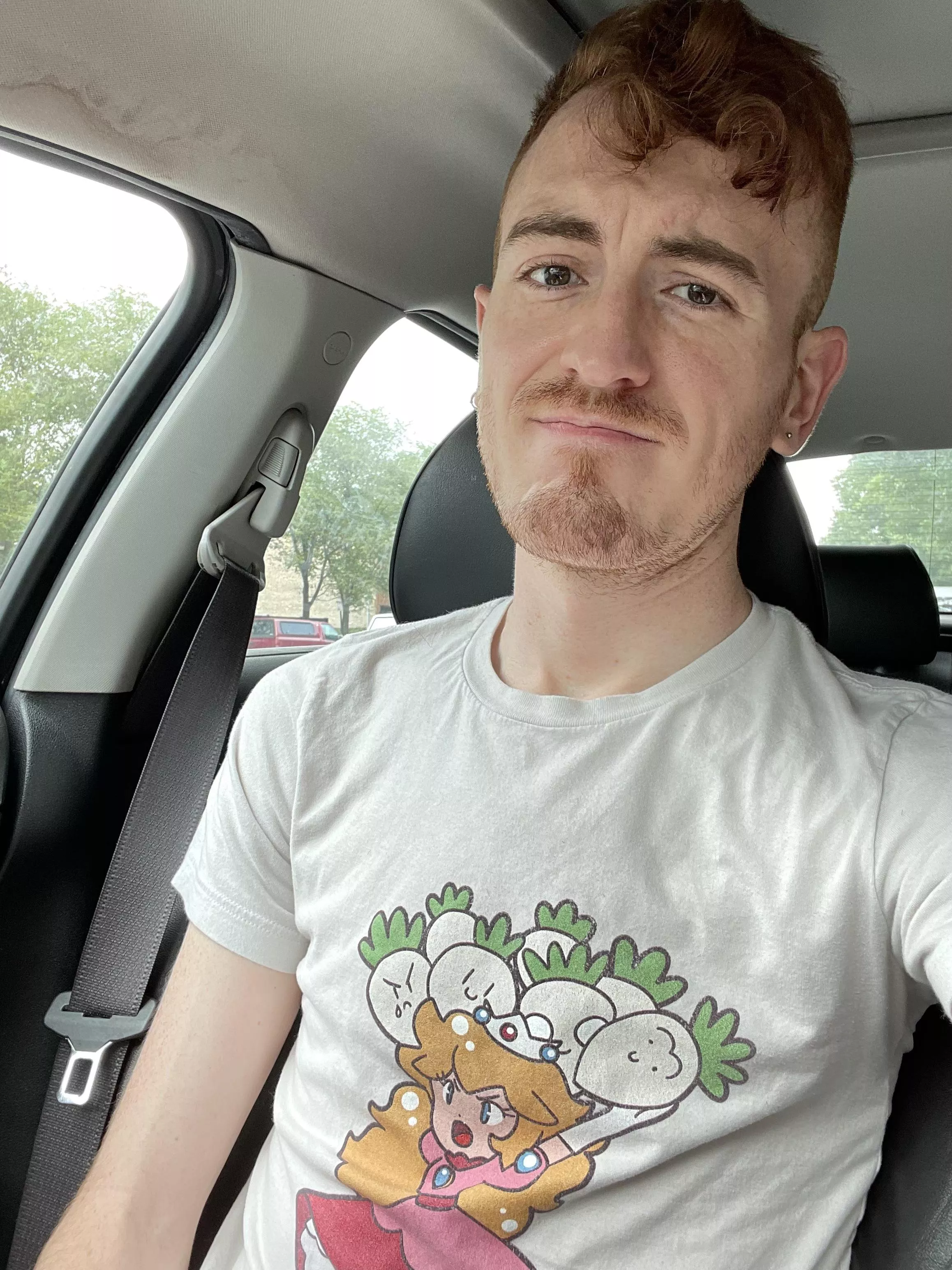 I attempted to explain this shirt to a customer who knew nothing about video games😐😅