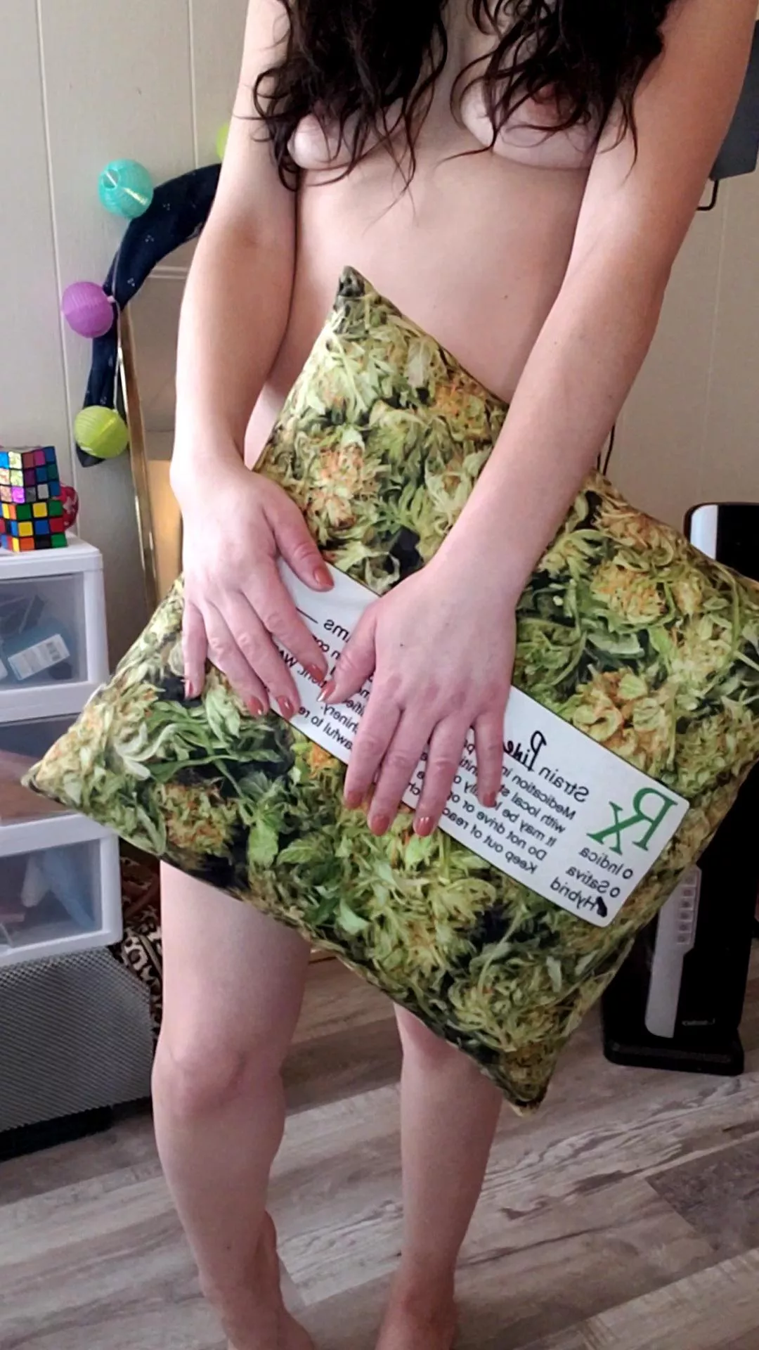 I bought a new pillow! I'm gonna snuggle up with it, load a bowl, put on a movie and work on posting my xxx content, so don't miss that. Links in comments below 💚