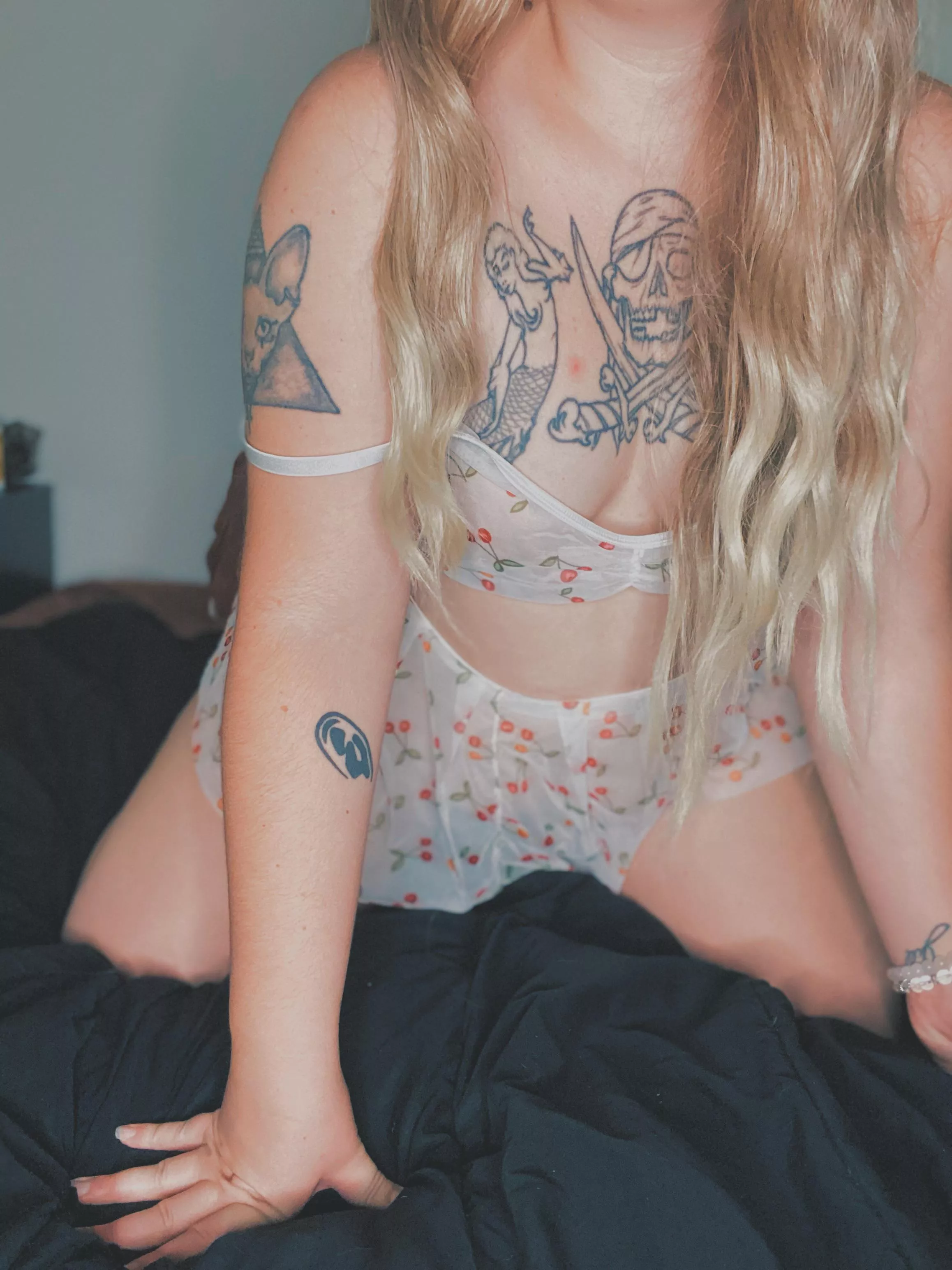 I bought a pretty little outfit for you. ☺️