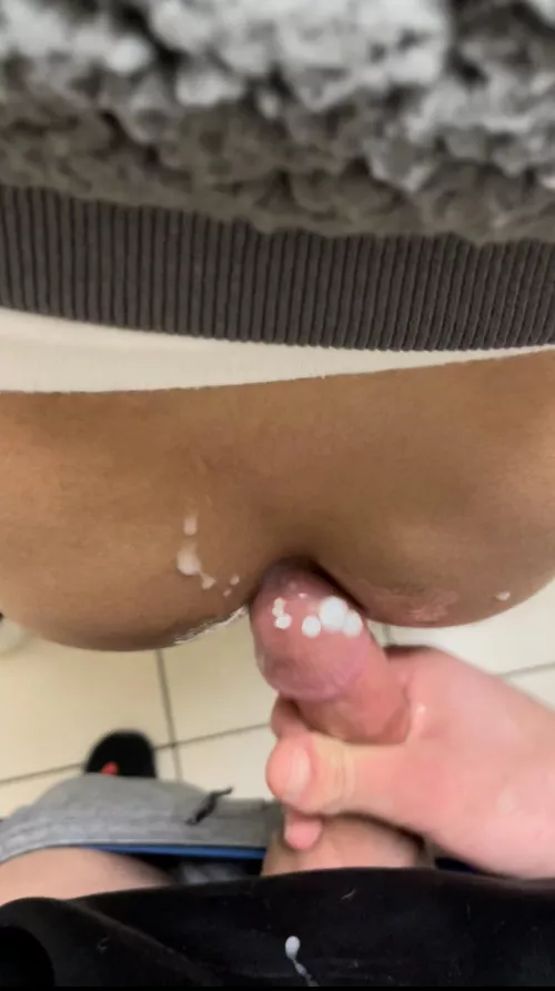 I came all over his tight ass π₯΅