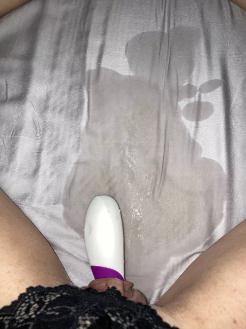 I came so hard that I squirted and made a mess 😈