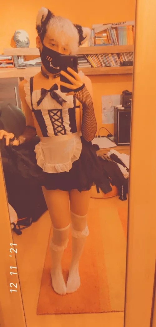 I can finally post 🤭 How do you like my maid outfit?:3