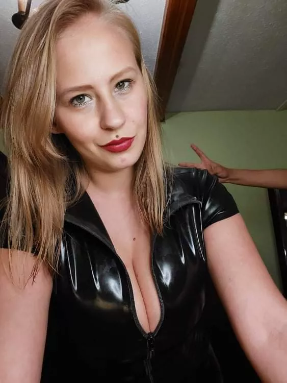 I can't calmly shopping in this outfit .... I wonder why? I can't calmly shopping in this outfit .... I wonder why?