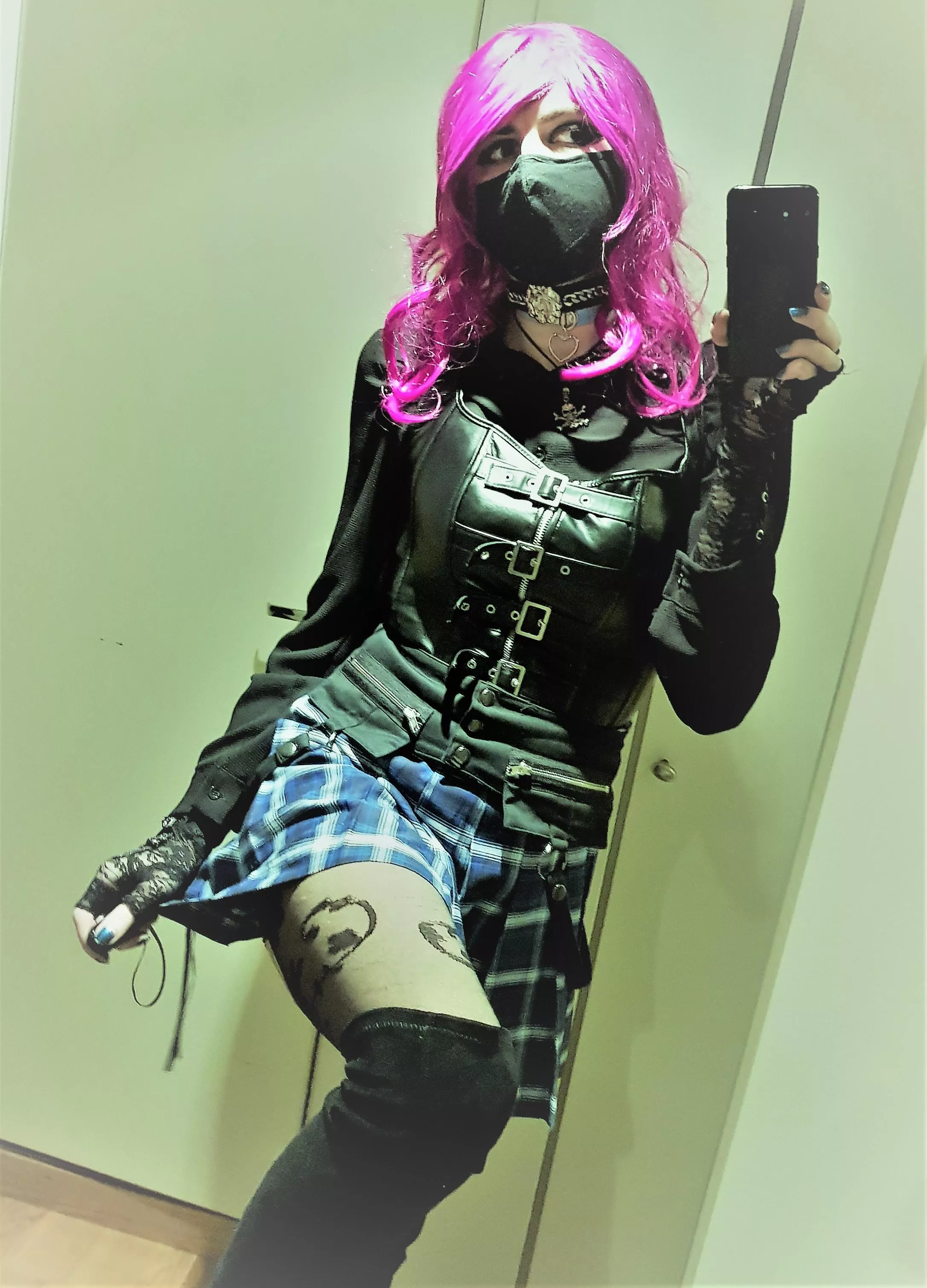 I can't find an accurate word to judge the composition of this look