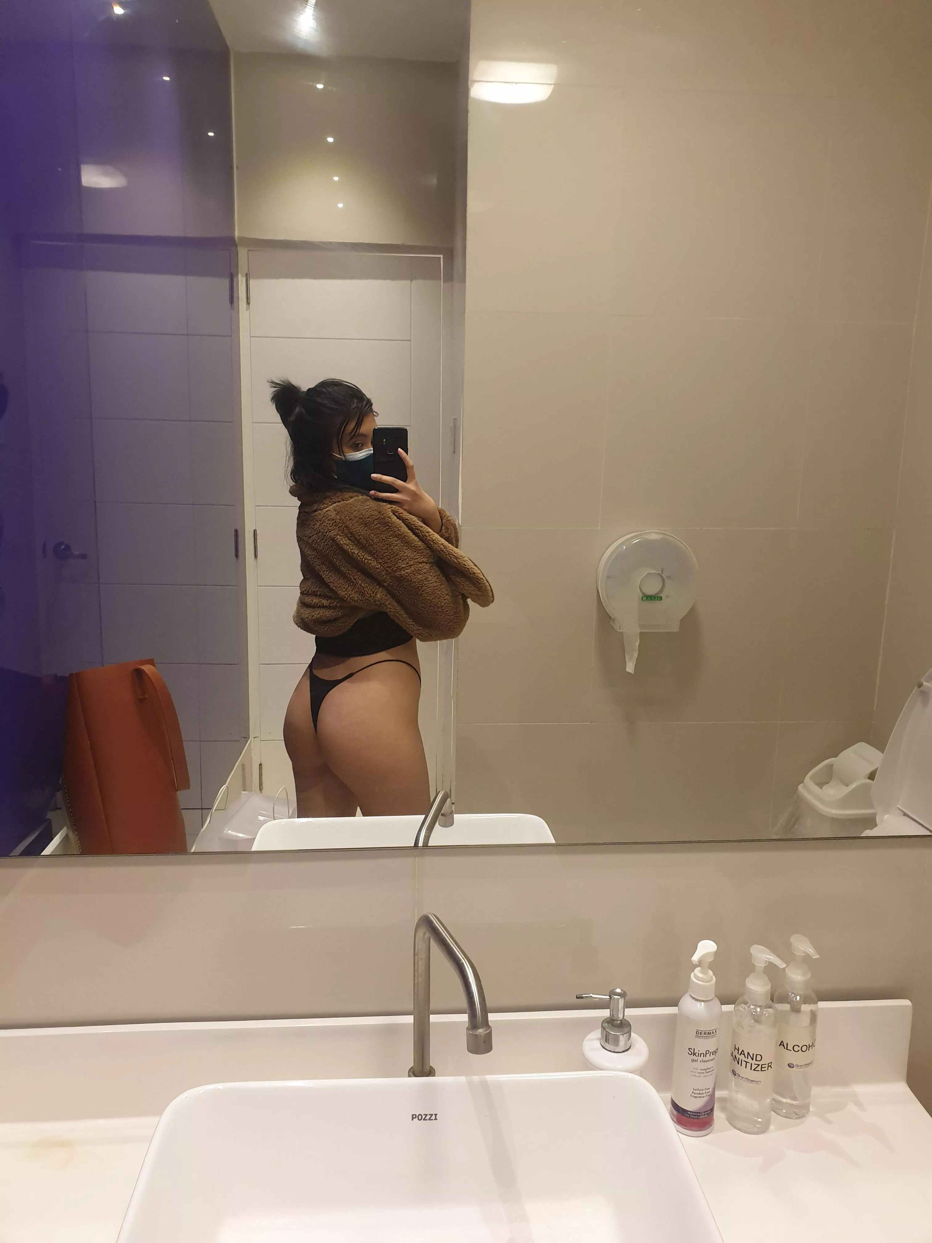 I can't not take a pic when the mirror is this nice.