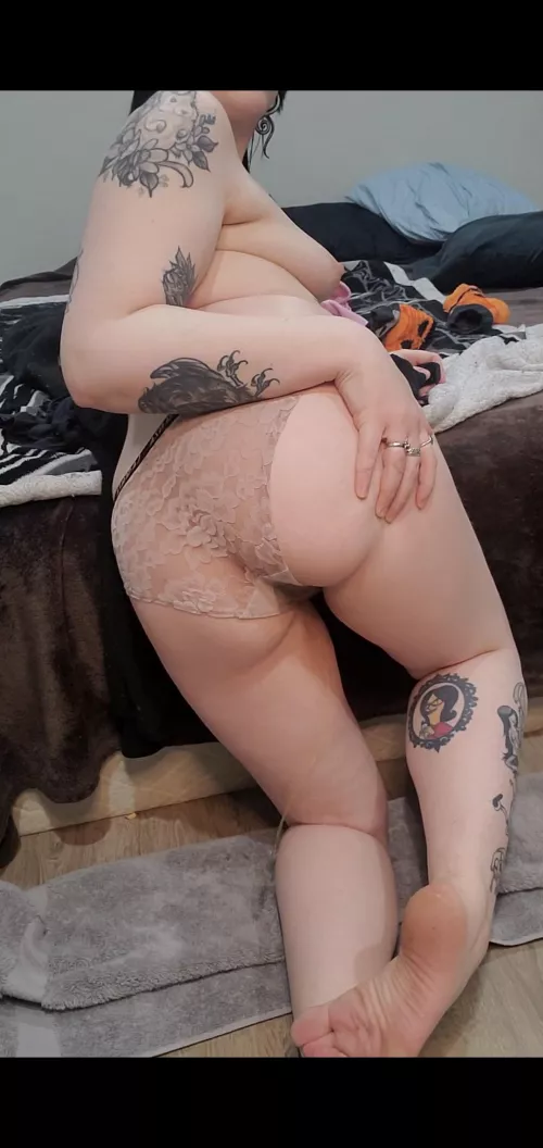 I cant stop peeing on my floor 😋 I love making a big mess 💦