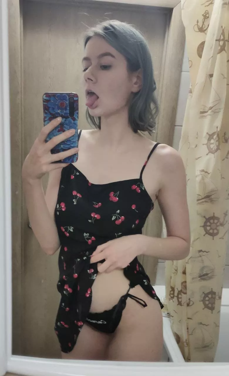 I chose a cherry outfit this morning to cheer up a little before work 🍒😘