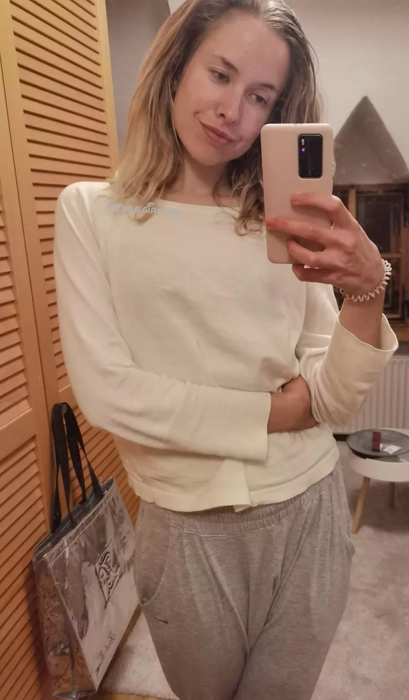 I don't know if you like girls in sweatpants, but here is one ✌️